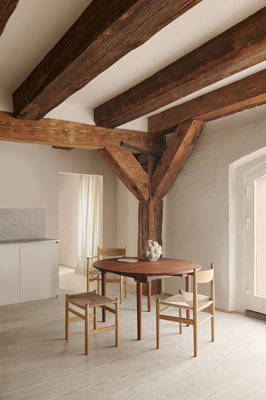 CH337 table by Carl Hansen
